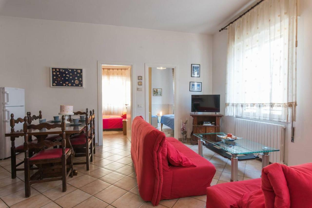 Altido Apt For 8 With Huge Terrace In Old Town Of Viareggio Bagian luar foto